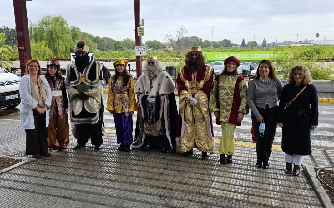 607669220_1299900088836640_7453423324837197659_n Ihre Majestäten, die Heiligen Drei Könige, besuchten heute das Vega Baja Krankenhaus in Orihuela und setzten damit eine der herzlichsten Traditionen fort, die mit ihrer Ankunft in der Gemeinde verbunden sind.