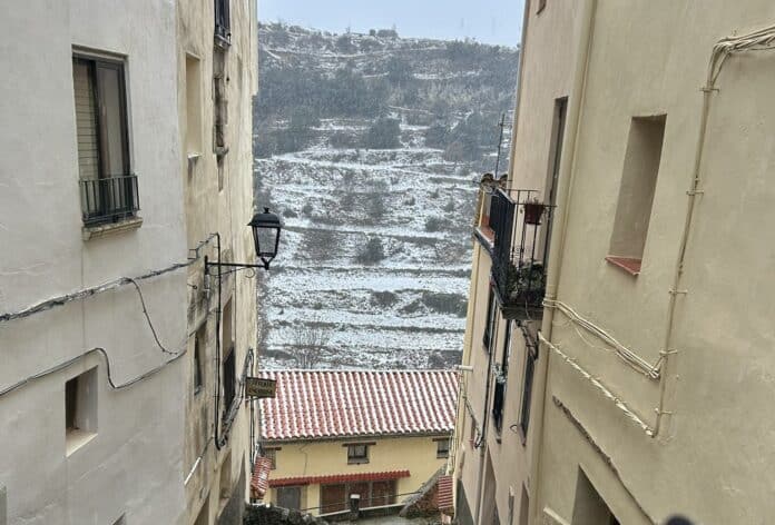 Klimatologen zeggen dat dit waarschijnlijk de koudste nacht in de provincie was sinds storm Gloria in januari 2020, die zware sneeuwval en wijdverspreide schade veroorzaakte.