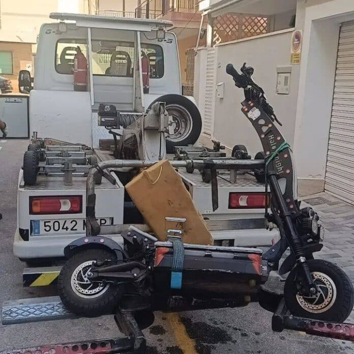 Het slachtoffer, een bezoeker uit Toledo, werd in juli aangereden door een 25-jarige scooterrijder die naar verluidt de plaats van het ongeval ontvluchtte zonder te stoppen om hulp te bieden.