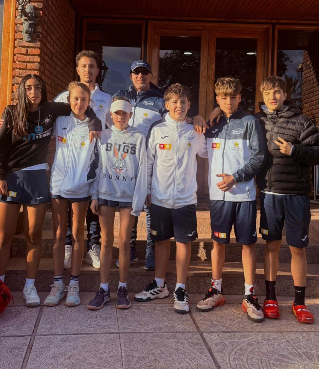 Equipo Infantil Provinzial 18012026 Die Jugendmannschaft des Vereins spielte im Provinz-Halbfinale gegen RCT Español und musste sich in einem anspruchsvollen Spiel mit 1:4 geschlagen geben. Trotz des Ergebnisses zeigte das Team großen Einsatz und Fortschritte und spielte in einer entscheidenden Phase der Meisterschaft auf hohem Niveau.