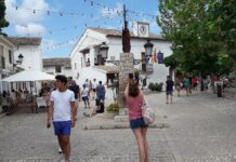 Three Arrested for Scamming Tourists in Guadalest This scam, known as the “charity method,” involves pressuring victims to make immediate donations using forged documentation and signature lists.