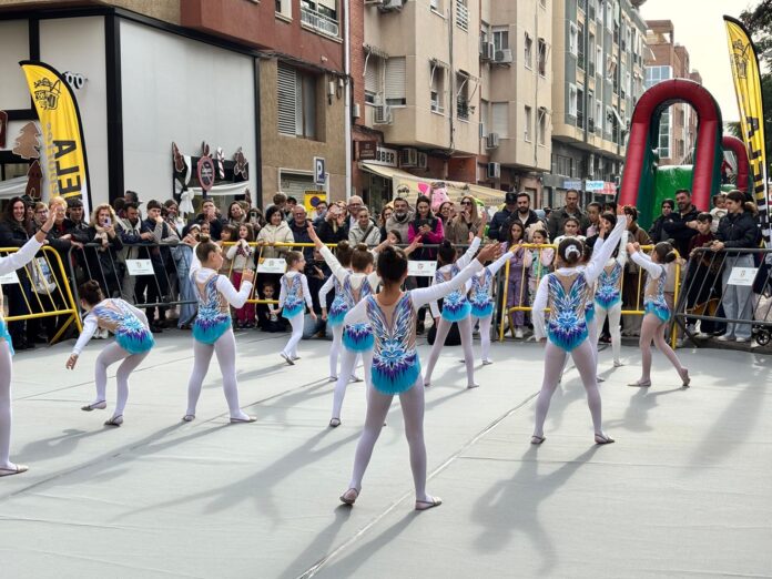 Langs de kust biedt het evenement multimediale sportzones, speelruimtes, mechanische attracties, knutselworkshops, schminken en sportactiviteiten.