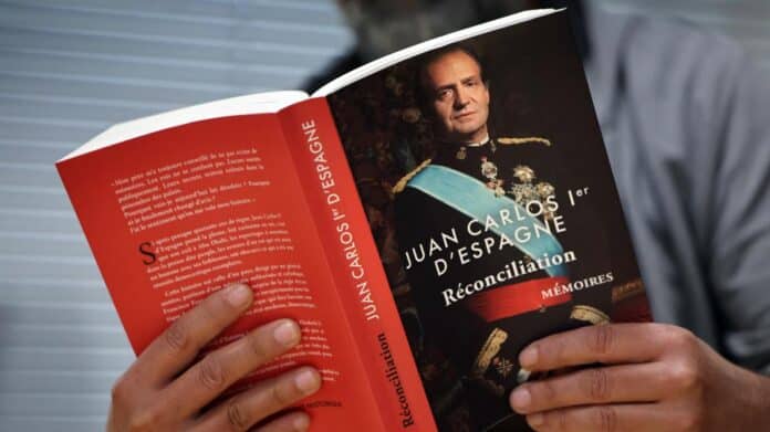 W książce Juan Carlos wyraża rozczarowanie faktem, że jego syn, król Filip VI, zrzekł się dziedziczenia i anulował swoje uposażenie, a także broni instytucjonalnego dziedzictwa monarchii.