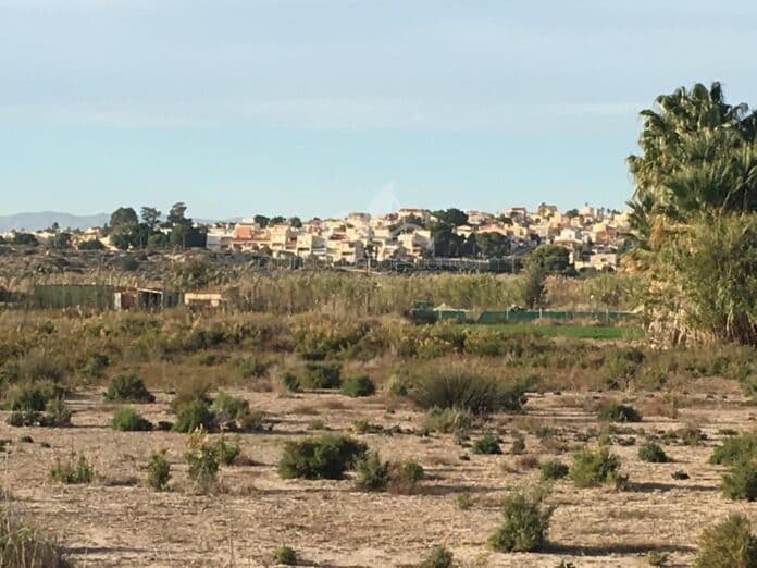 Woonwijk naast de traditionele boomgaard waar de Britse voortvluchtige zich schuilhield