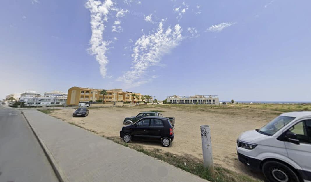 Działka leży pomiędzy Calle Pimienta i Calle Clavo, drogą Villamartín i dzielnicą mieszkaniową Los Dolses.