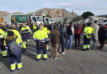 Orihuela Garbage Workers Announce Strike Over Unsafe Conditions and Unpaid Wages The garbage and street-cleaning workers of Orihuela have announced plans to go on strike, with 80% of the workforce backing the action after months of stalled negotiations with the City Council.