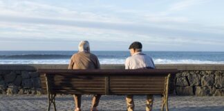 WIELKA BRYTANIA NIE JEST ZŁAMANA. JEST PO PROSTU ŹLE ZARZĄDZANA Miliardy odpływają lub znikają w biurokratycznych czarnych dziurach, podczas gdy emeryci i rodziny pracujące słyszą, że muszą po raz kolejny zacisnąć pasa.