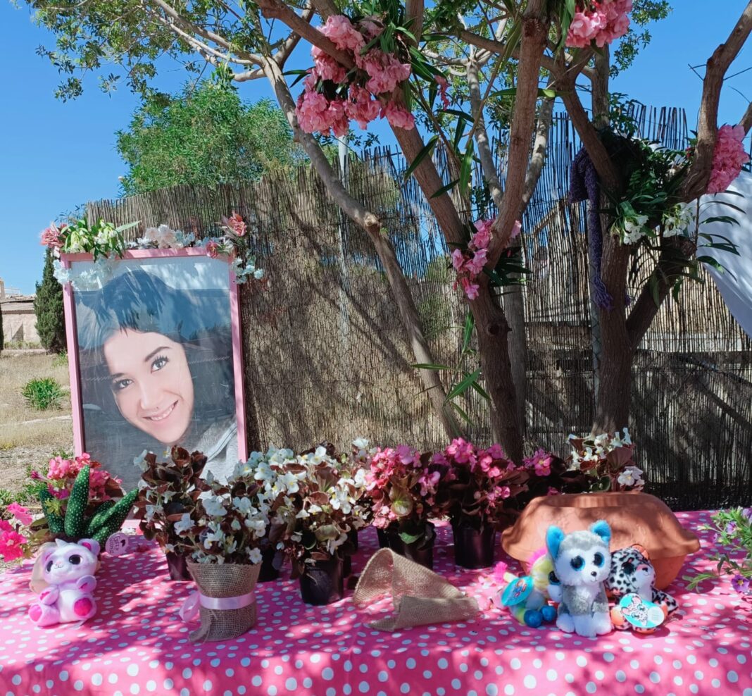 Plataforma en Memoria de Cloe Questa settimana, l'ex fidanzato è stato condannato a ulteriori tre anni di carcere minorile, più quattro anni di libertà vigilata, per gli abusi inflitti a Cloe durante la loro relazione durata un anno.