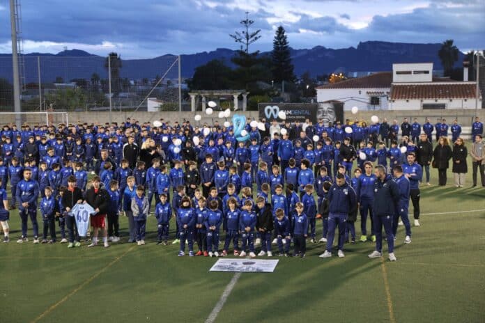 Lunedì allo stadio Antoni Puchades, sede delle partite casalinghe del CF Promeses de Sueca, tutti i giocatori, gli allenatori, i delegati e i familiari, indossando la tuta del club, hanno osservato un minuto di silenzio in segno di cordoglio e sostegno alla famiglia del loro ex compagno di squadra Alex Ortells del Saz.