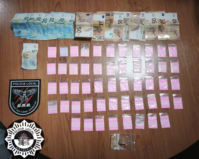 Obie osoby zostały zatrzymane i przewiezione na komisariat policji, gdzie przeprowadzono odpowiednie postępowanie, a sprawę przekazano organom sądowym.