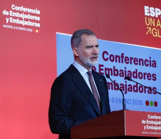 Król Filip ostrzega przed zagrożeniem dla więzi transatlantyckich Choć nie wymienił bezpośrednio Stanów Zjednoczonych ani ich prezydenta, jego wypowiedź została powszechnie odebrana jako subtelna krytyka nieprzewidywalnej polityki Waszyngtonu, w tym jego interwencji wojskowej w Wenezueli.