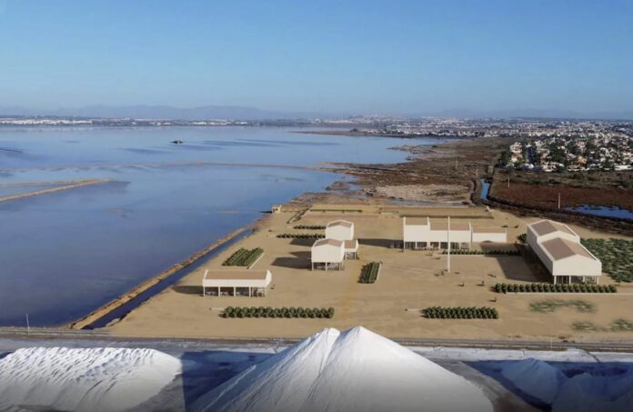 Cet accord permettra à la municipalité d'aménager des installations de baignade dans les anciens bassins d'évaporation à ciel ouvert situés au nord de l'ancienne usine chimique.