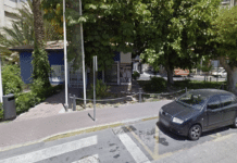 Rozpoczęcie rozbiórki na Plaza de Capdepont w Torrevieja w miarę przyspieszania przebudowy nabrzeża Budynek urzędu miejskiego przeznaczony do rozbiórki mieścił kiedyś główne biuro turystyczne Torrevieja, później biuro dla obcokrajowców i lokalny posterunek policji.