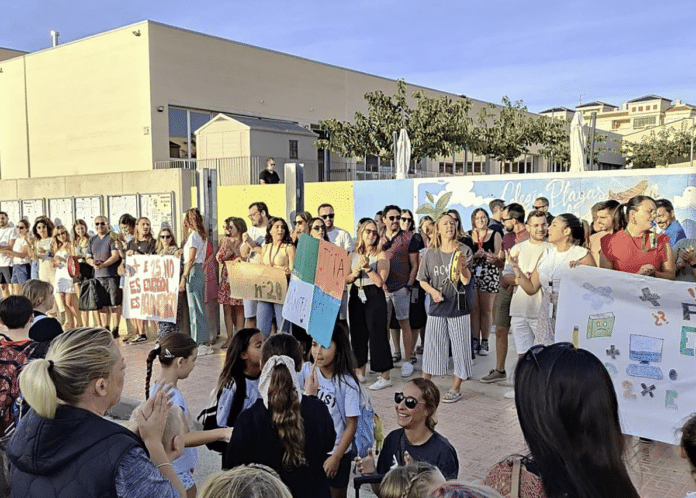 Die AMPAS und AFAS der Schulen von Orihuela haben auf den kürzlich in der spanischen Presse veröffentlichten Meinungsbeitrag von Stadtrat Vicente Pina reagiert, in dem sie politische Angriffe zurückweisen und auf gravierende Infrastrukturprobleme in den Schulen der Stadt hinweisen.