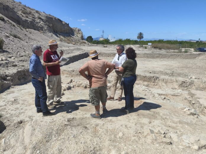 Cette quatrième phase comprend les fouilles, la conservation, l'analyse et le catalogage des matériaux mis au jour, ainsi que la rédaction de rapports scientifiques. Toutes les découvertes archéologiques seront déposées au Musée archéologique régional d'Orihuela en vue de leur conservation et de leur future exposition au public.