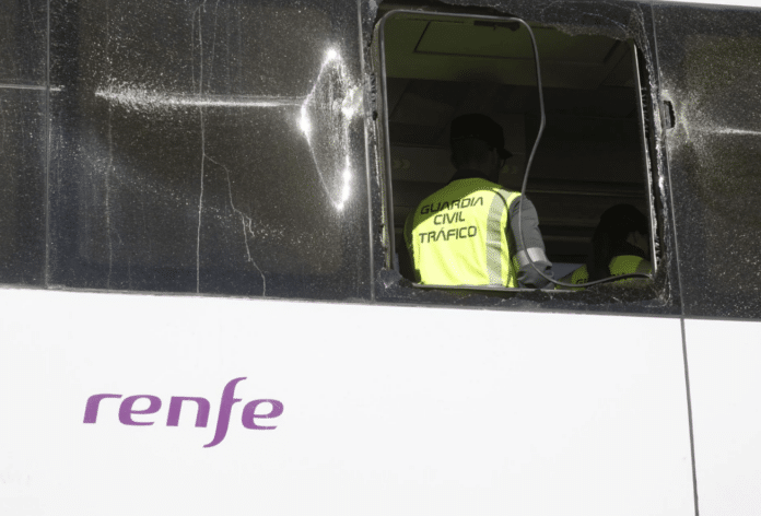 Guardia Civil-betjenter inspiserer skadene