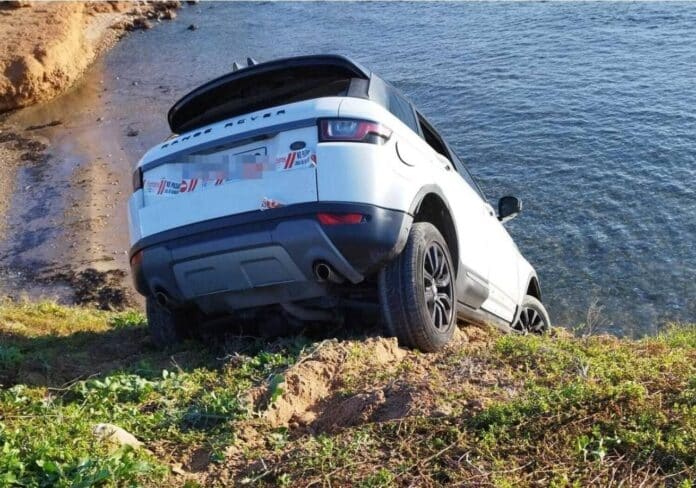 Gjørme blokkerte forhjulene i kjøretøyet og stoppet det akkurat idet det kjørte rett mot vannet. Bilen hadde tilsynelatende vært okkupert av et par som ble rapportert å være ganske «ubrukelige».