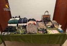 Gang odpowiedzialny za liczne włamania do domów w Alicante rozbity Guardia Civil aresztowała trzy osoby – dwóch mężczyzn i jedną kobietę w wieku od 39 do 44 lat – pod zarzutem wielokrotnych przypadków włamań do budynków mieszkalnych, handlu narkotykami i członkostwa w organizacji przestępczej.