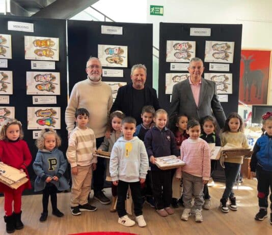Orihuela premia i piccoli talenti alla 16a edizione dei Premi Scolastici “Las Abarcas Desiertas” Orihuela ha celebrato di recente la 16a edizione del concorso scolastico “Las Abarcas Desiertas”, alla cui cerimonia di premiazione ha partecipato l’assessore comunale all’istruzione Vicente Pina