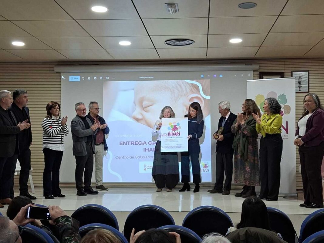 Al acto de acreditación asistieron altos representantes del ámbito sanitario, entre ellos el director de los Servicios Médicos de Atención Primaria, la directora de Enfermería de Atención Primaria y los coordinadores médicos y de enfermería del área de salud de Pilar de la Horadada.