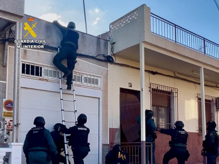 Guarda Civil har arrestert en 40 år gammel mann i byen Cox som var etterlyst av domstolene i henhold til en utestående rettslig kjennelse om arrestasjon og fengsling utstedt av domstolene i Orihuela.