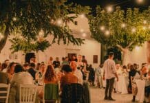 The Curious Reason Spaniards Eat Dinner So Late While much of Europe is clearing the table by 8 p.m., Spaniards are only just thinking about eating. In many homes and restaurants, dinner isn’t served until 9 p.m., and it’s perfectly normal not to sit down until 10 or even 11 at night.