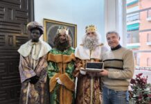 Mayor Hands Orihuela City Keys to the Three Wise Men During the event, Mayor Vegara presented Melchior, Gaspar, and Balthazar with the keys to the city, a symbolic gesture allowing them to enter every home in Orihuela tonight to deliver gifts to children.