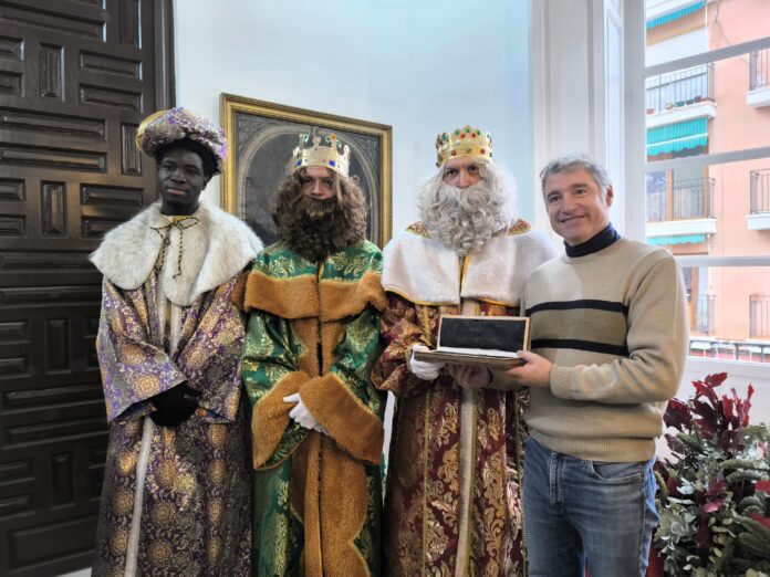 During the event, Mayor Vegara presented Melchior, Gaspar, and Balthazar with the keys to the city, a symbolic gesture allowing them to enter every home in Orihuela tonight to deliver gifts to children.