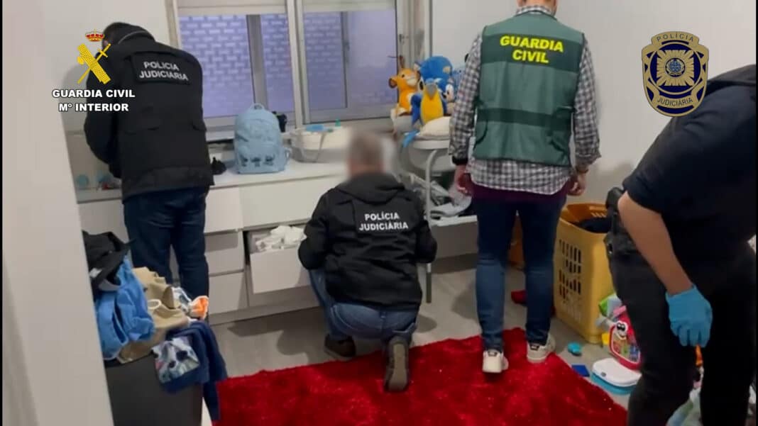 По имеющимся данным, подозреваемые, все жители Португалии, связанные с известной преступной сетью, отправились в Испанию, чтобы завладеть крупным количеством наркотиков, что и привело к жестокому нападению.