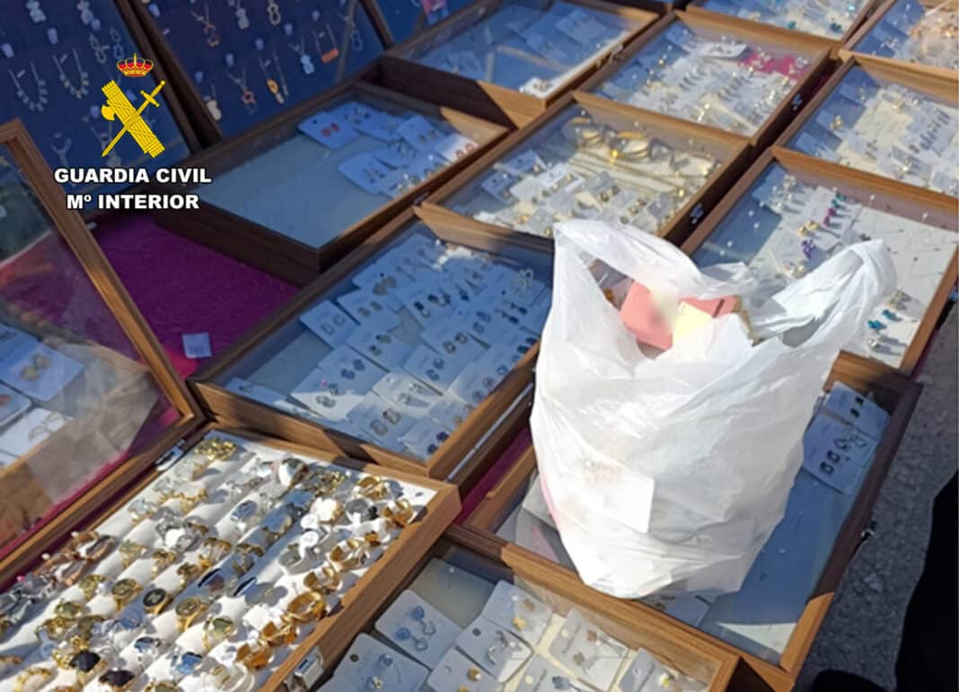 Особу, яка керувала кіоском, офіційно розслідують як ймовірного винного у злочині проти промислової власності, що є серйозним правопорушенням згідно з іспанським законодавством. Матеріали справи відкрито та будуть передані до судових органів.