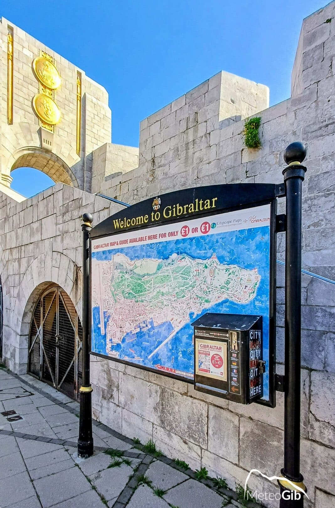 Een nieuwe overeenkomst na de Brexit tussen het Verenigd Koninkrijk, de EU en Spanje vereist dat Britse reizigers hun paspoort tonen bij binnenkomst in Gibraltar, waarmee een einde komt aan de feitelijke paspoortvrije landgrens tussen het gebied en Spanje.