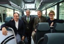 Boom di autobus da 10 milioni di euro per Vega Baja, ma scoppia la furia quando le città gridano "snobbate" Presentata a Orihuela dal presidente regionale Juanfran Pérez Llorca, la nuova rete promossa dalla Generalitat Valenciana servirà 33 comuni e 400,000 residenti, offrendo servizi più frequenti, orari più ampi nei fine settimana e nei giorni festivi e collegamenti più forti con ospedali, università e l'aeroporto di Alicante-Elche.