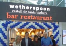 Сеть пабов Wetherspoon наконец-то появилась в аэропорту Аликанте. Британский пивной гигант JD Wetherspoon открыл свой первый паб в Испании, выбрав в качестве европейской стартовой площадки аэропорт Аликанте-Эльче имени Мигеля Эрнандеса.