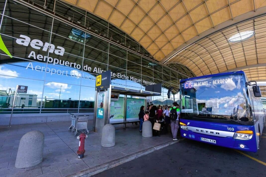 Mangelen på flyplasstransport til Orihuela Costa har ført til økningen av ulovlige «pirattaxier» de siste årene, noe som gir innbyggere og besøkende begrensede muligheter for å komme seg til flyplassen.