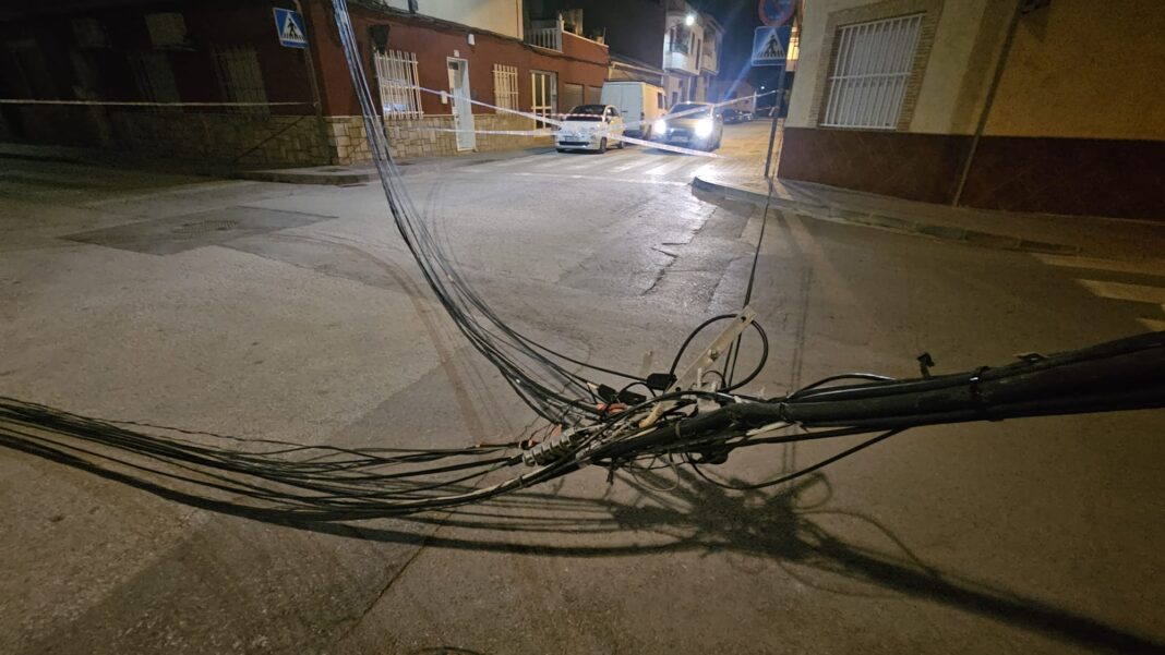 The PSOE opposition has condemned the Orihuela town council for failing to act after multiple power cables fell in the Barrio de las Casas Baratas, in the El Mudamiento district, leaving a serious safety risk for residents and passersby.