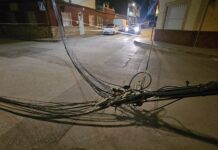 Упавшие силовые кабели вызвали волну возмущения в Ориуэле. Оппозиционная партия PSOE осудила городской совет Ориуэлы за бездействие после обрушения нескольких линий электропередач в районе Баррио-де-лас-Касас-Баратас, в округе Эль-Мудамиенто, что создало серьезную угрозу безопасности для жителей и прохожих.