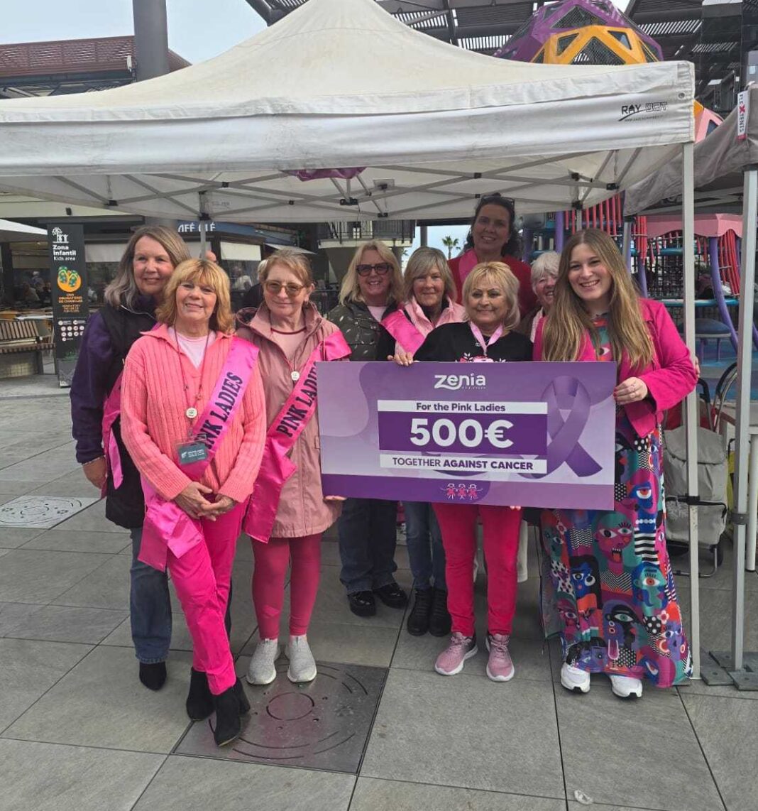 Scheckübergabe am Weltkrebstag Eine Veranstaltung zum Weltkrebstag, die von Maria und den Pink Ladies im Zenia Boulevard ausgerichtet wurde, brachte fast 800 € ein, zuzüglich einer Spende von 500 € vom Zenia Boulevard, um den Kampf gegen Krebs zu unterstützen.