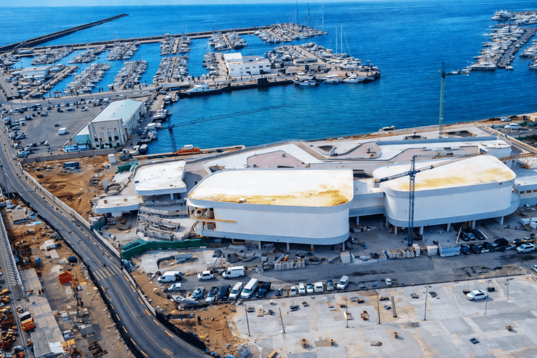 El esperado complejo de ocio Paseo del Mar en el Puerto de Torrevieja tiene previsto abrir definitivamente sus puertas a principios de mayo, según fuentes de la concesionaria.