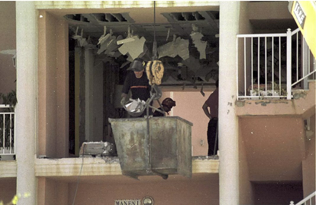 Ein routinemäßiger Renovierungsauftrag in Torrevieja verwandelte sich in einen erschreckenden Albtraum, als ein Bauarbeiter fast 25 Jahre nach einem tödlichen Terroranschlag eine menschliche Hand im Inneren einer Wohnung entdeckte.