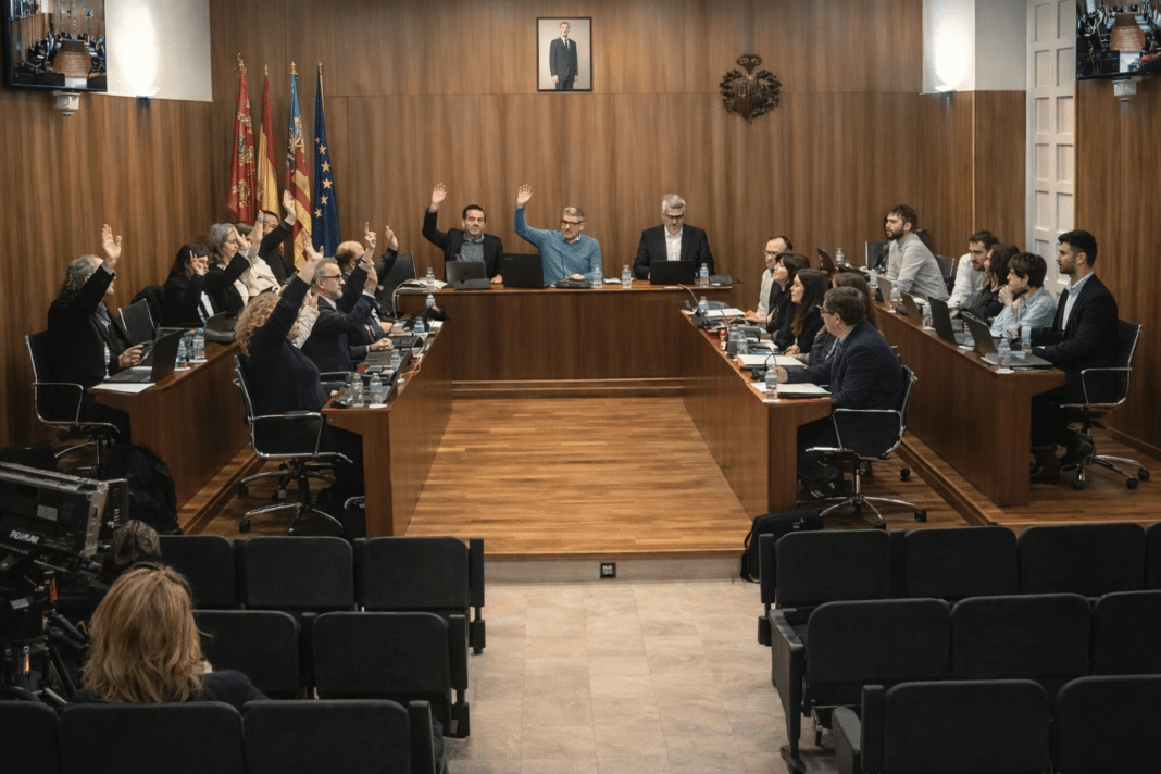 W czwartek Partia Ludowa (PP) połączyła siły ze swoim partnerem rządzącym Vox, aby przeforsować w Radzie Miasta Orihuela wniosek mający na celu uniemożliwienie wstępu do budynków miejskich osobom ubranym w odzież całkowicie lub częściowo zakrywającą twarz.