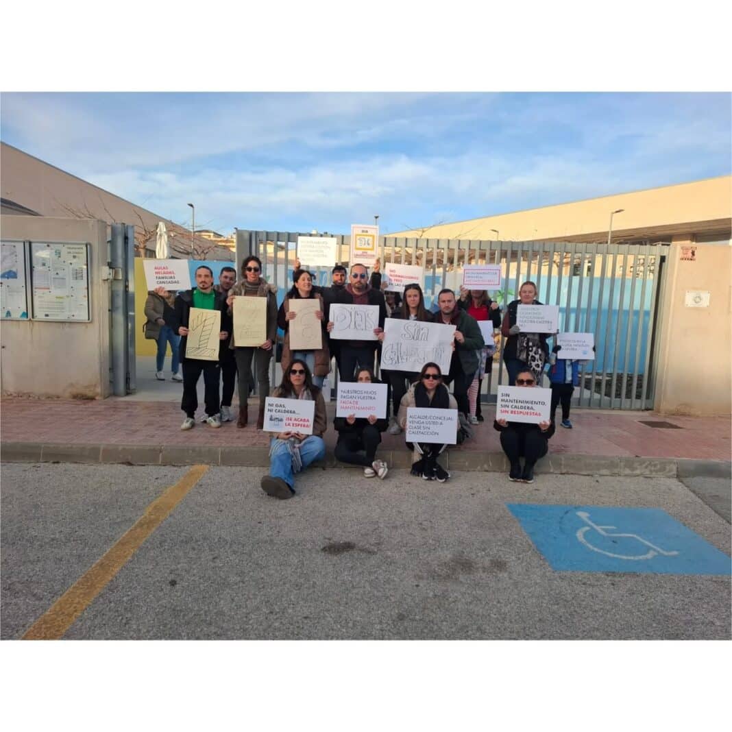 Het is ronduit schandalig dat de kinderen van de Playas de Orihuela basisschool al meer dan vier maanden in ijskoude klaslokalen moeten zitten, terwijl de gemeenteraad niets doet.