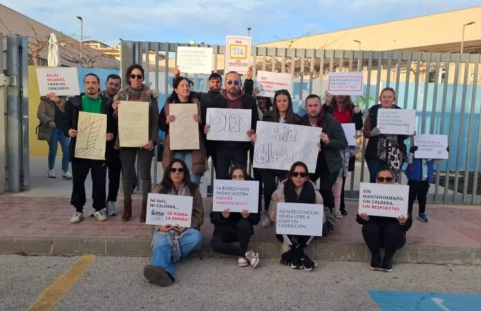 Eltern vor dem Schultor am 127. Schultag, letzten Mittwoch Es ist geradezu skandalös, dass die Kinder der Playas de Orihuela Grundschule seit über vier Monaten in eiskalten Klassenzimmern ausharren müssen, während der Stadtrat untätig bleibt.