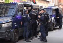 Возле алжирского консульства в Аликанте развернуты подразделения полиции по борьбе с беспорядками, очереди из мигрантов уменьшаются. Хотя власти заявляют об улучшении ситуации, местные торговцы и жители окрестных районов настаивают на сохранении проблем. Они продолжают кампанию по сбору подписей с требованием к алжирскому консульству временно перенести свои административные процедуры в помещения за пределами центра города или в периферийные районы.