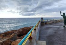 Reinauguradas las obras del segundo tramo del dique de Levante en Torrevieja La reapertura parcial se enmarca dentro de las obras de repavimentación y reparación del Dique de Levante y abarca un tramo adicional de unos 250 metros, desde el mirador de Bella Lola hasta la siguiente plataforma en dirección al faro.