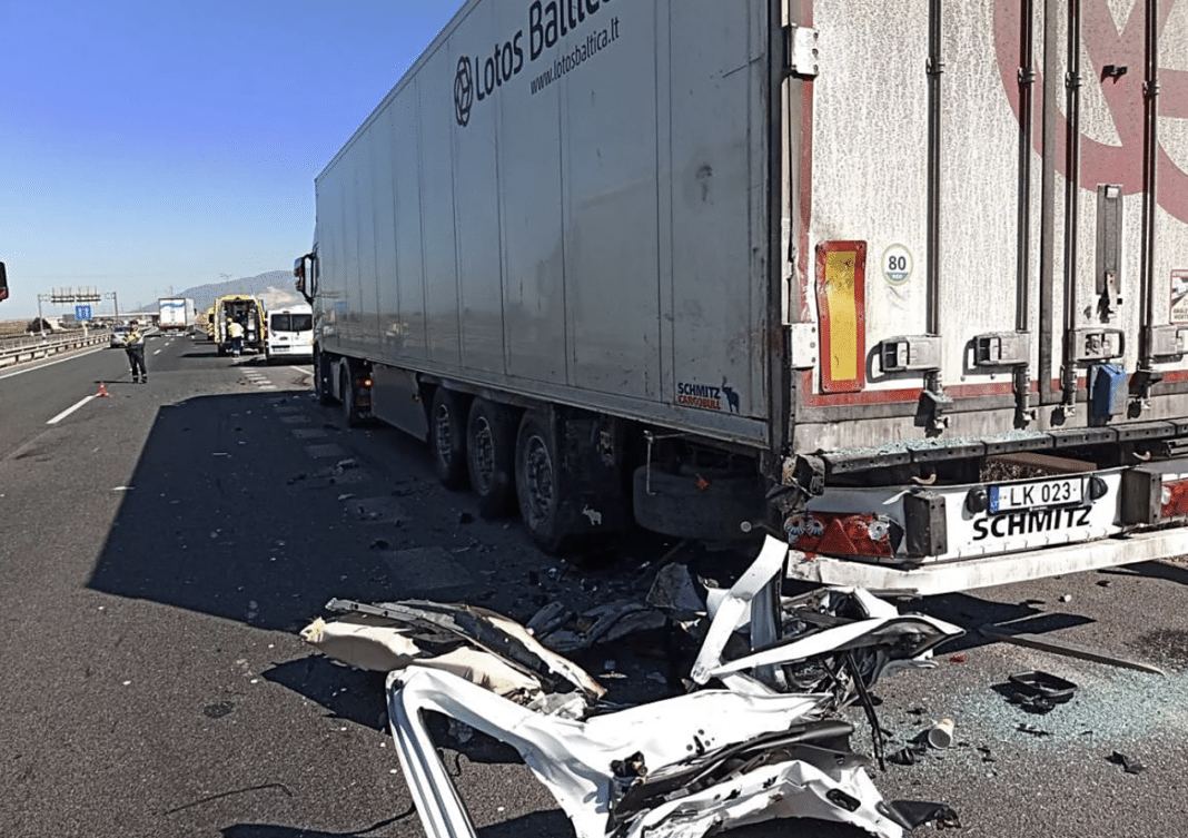 Una mujer británica de 42 años ha fallecido tras una devastadora colisión entre una furgoneta familiar y un camión en la autovía A-7 en Totana, en la región de Murcia.