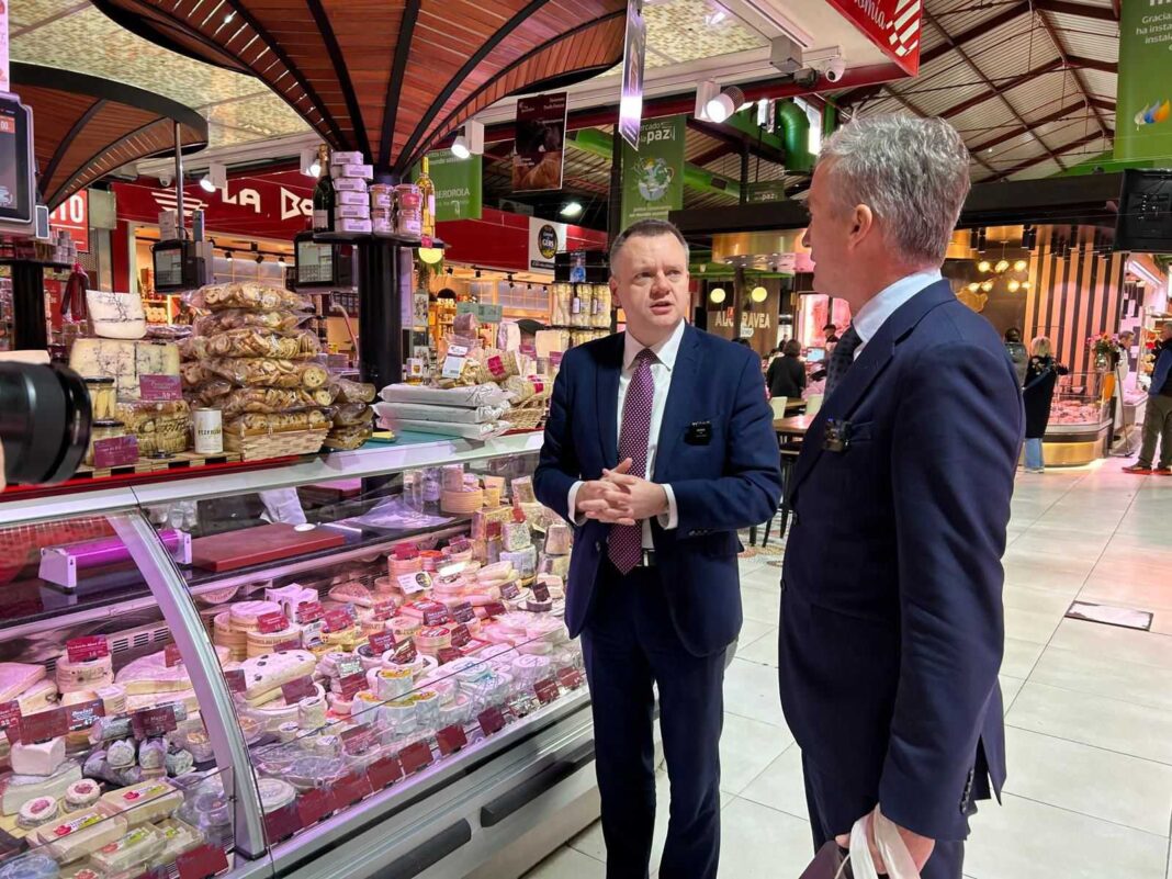 Met meer dan 400,000 Britse staatsburgers die in Spanje wonen en naar verwachting meer dan 19 miljoen Britse bezoeken in 2025, lag de nadruk tijdens het tweedaagse bezoek vooral op het verlichten van alledaagse problemen waarmee de Britse gemeenschap te kampen heeft.