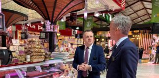 Wielka Brytania deklaruje wsparcie dla 400 000 Brytyjczyków mieszkających w Hiszpanii W związku z tym, że w Hiszpanii mieszkało ponad 400 000 obywateli Wielkiej Brytanii, a w 2025 r. odnotowano ponad 19 milionów wizyt Brytyjczyków, dwudniowa wizyta koncentrowała się głównie na łagodzeniu codziennych problemów, z jakimi boryka się społeczność brytyjska.