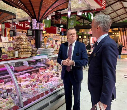 Großbritannien sichert Unterstützung für 400,000 in Spanien lebende Briten zu. Da mehr als 400,000 britische Staatsbürger in Spanien leben und im Jahr 2025 über 19 Millionen britische Besuche verzeichnet werden, konzentrierte sich der zweitägige Besuch stark auf die Linderung der alltäglichen Probleme der britischen Gemeinde.