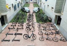 Pedal-Power-Panik: Polizei in Torrevieja findet Roller in der Badewanne eines Verdächtigen Im Rahmen der Operation Pandora49 nahmen Beamte einen 45-jährigen Mann fest, der beschuldigt wird, in Torrevieja und Umgebung hochwertige Fahrräder und E-Scooter gestohlen zu haben. Bei einer Durchsuchung seiner Wohnung stellten die Beamten 35 Fahrräder, 18 E-Scooter und fünf Ladegeräte sicher.