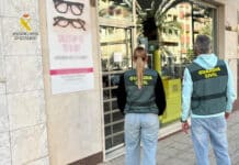 Vier Festnahmen nach gewaltsamem Raubüberfall bei Optiker in La Marina Die Verdächtigen – zwei Frauen und zwei Männer – werden beschuldigt, einen koordinierten Raubüberfall verübt zu haben, bei dem sie Designer-Sonnenbrillen im Wert von rund 2,000 € stahlen und auf ihrer Flucht Mitarbeiter angriffen.